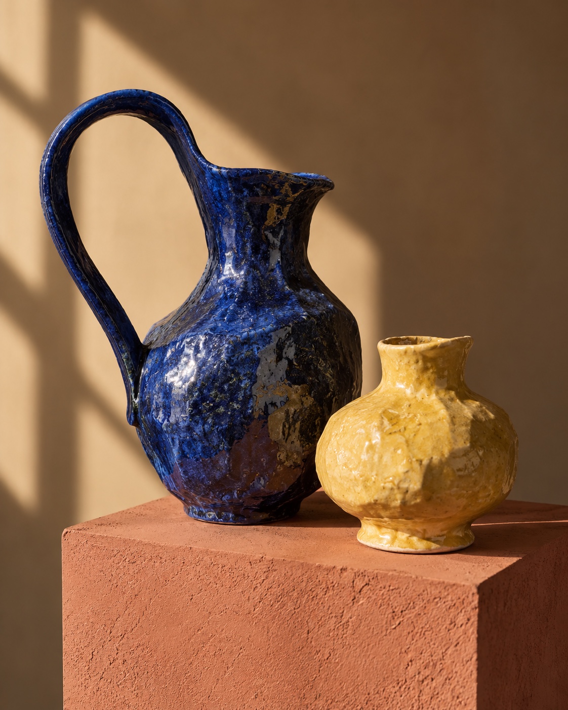 Des pièces de céramique sculpturales et colorées