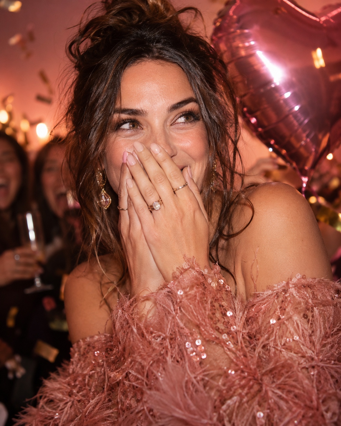 Une femme souriante surprise par ses amis