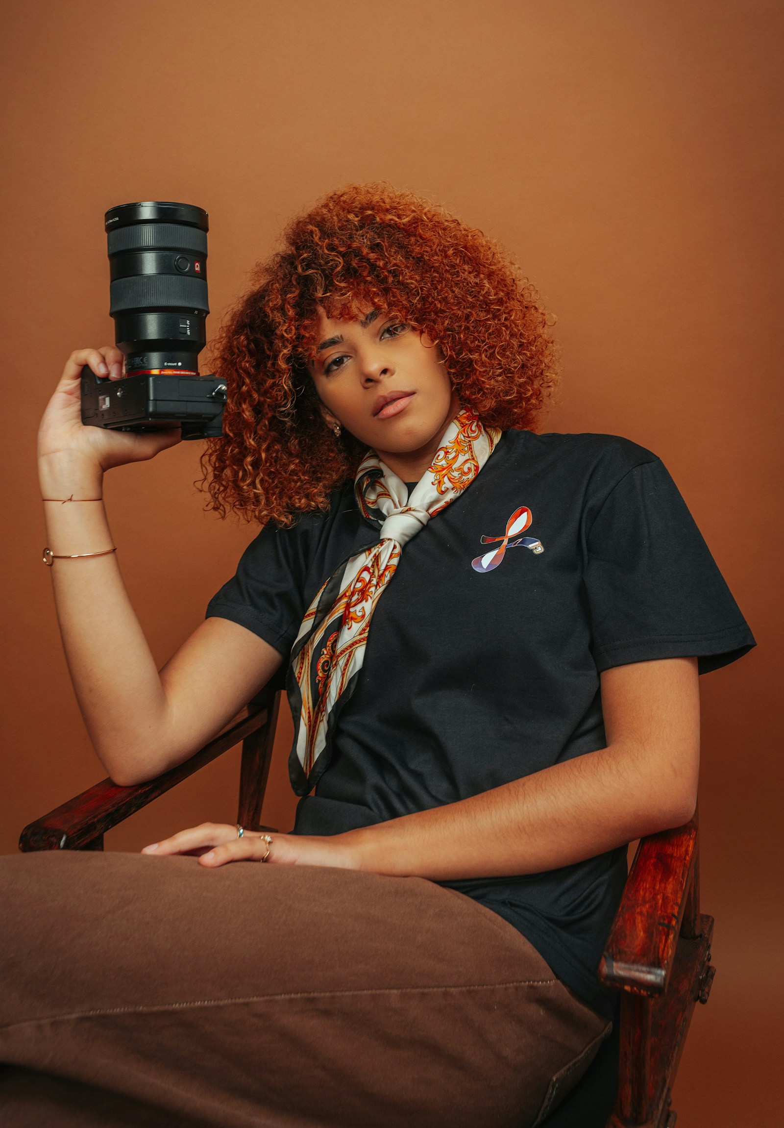 Une photographe avec son appareil